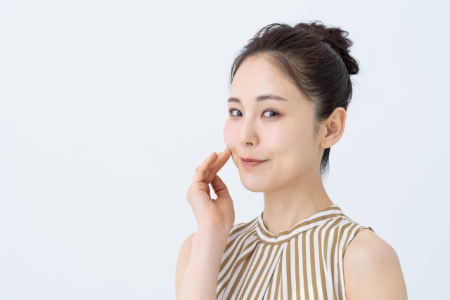 肌のハリを確認する女性