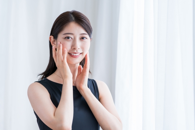 スキンケアする女性