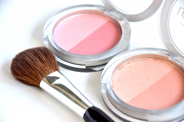 チークの色比較　ピンク系とナチュラルベージュ