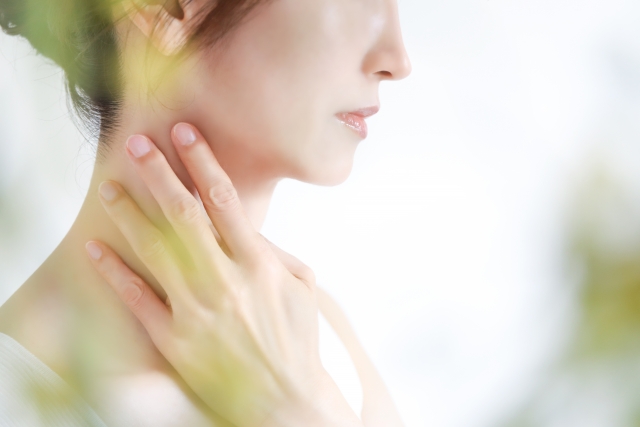 首の周りを気にする女性