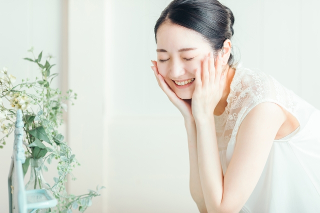 洗顔・スキンケアする女性