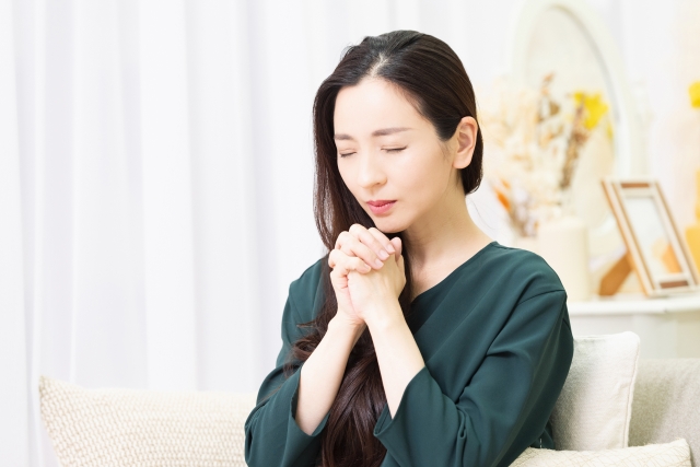 祈る女性