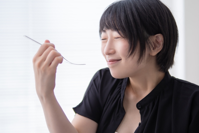 スープを飲む女性