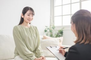 質問に答える女性