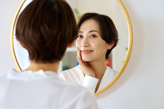 鏡を見る女性　ビューティー　洗面台
