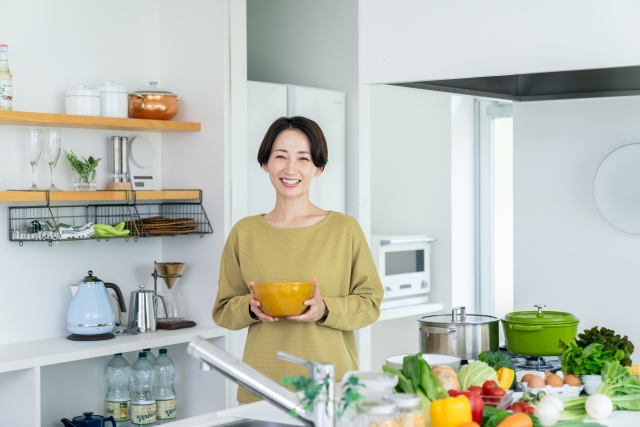 女性 キッチン