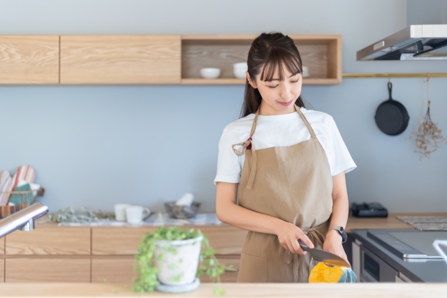 女性 キッチン