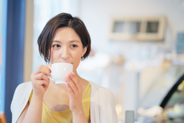スープを飲む女性