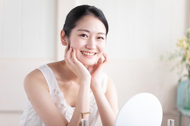 スキンケアする女性