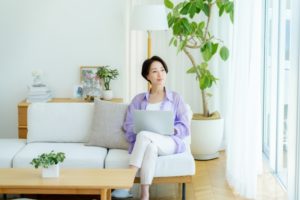 パソコンをする女性