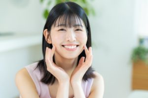 スキンケアを頑張る女性