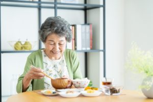 食事をする女性