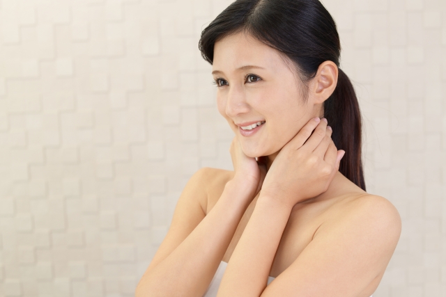 スキンケアする女性