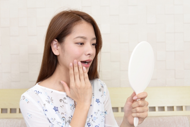 スキンケアする女性