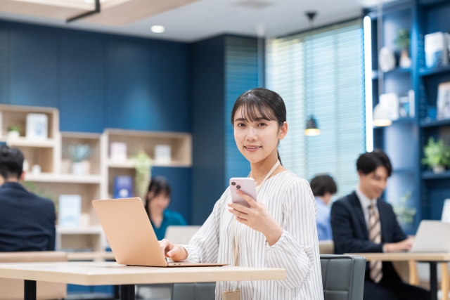 パソコンに向かう女性